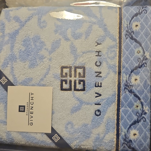 Givenchy - Picture 3 of 5